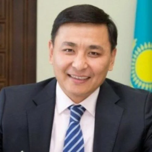 Аким ЗКО пересел на новую машину за 56 млн тенге